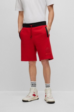 Short Hugo Boss Relaxed-fit Algodon With Carreras-inspired Badges Hombre Rojos | 20546-ELAC